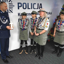 Betlejemskie Światło Pokoju dotarło do Policji. Stanęło na honorowym miejscu